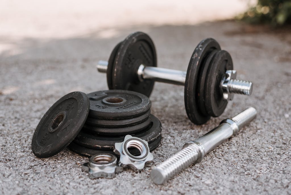 Amazon Basics adjustable weight set with iron plates and spin-lock collars
